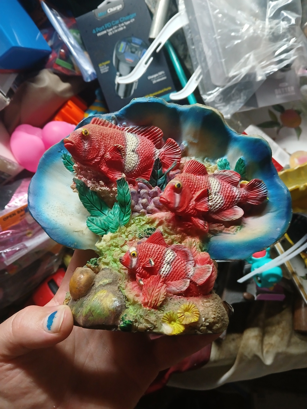 decorative resin or plaster seashell-shaped aquarium Nemo Type Fishies- Chipped